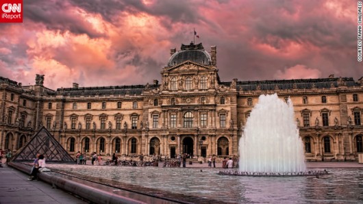ルーブル美術館 夕暮れにルーブルの中庭から撮影 ルーブル美術館 夕暮れにルーブルの中庭から撮影