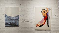 写真左の作品「山腹の貧民街」では、自身の生家の上に母の姿を浮かび上がらせた。右の作品は「私の腕に落ちて」