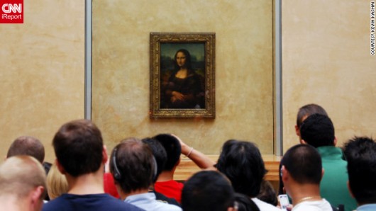ルーブル美術館の モナリザ 世界的に有名な モナリザ に見入る入場者たち ルーブル美術館の モナリザ 世界的に有名な モナリザ に見入る入場者たち