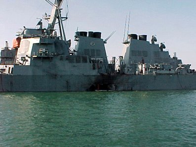 損傷した米駆逐艦コール＝２０００年１０月、米海軍提供