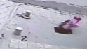 １０代の少女が歩行中に穴にズボッ　中国・西安 - CNN.co.jp