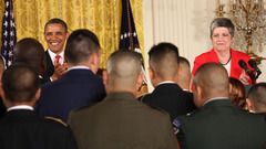 オバマ大統領（左）は市民権を得た米兵の帰化式典に出席＝ワシントン