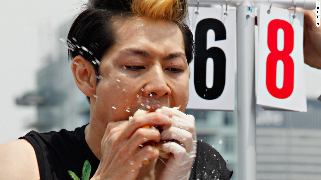 ホットドッグ早食い大会で奮闘する小林さん