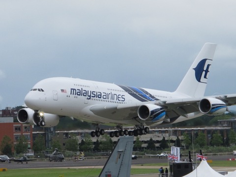 マレーシア航空の塗装に身を包むエアバスA380は空中での機動性を披露した後着陸