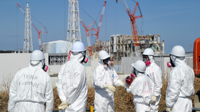 現場の状況について説明する東電社員＝２０１２年２月