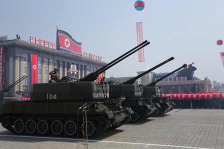 北朝鮮軍によるパレード＝２０１２年４月１５日、北朝鮮・平壌
