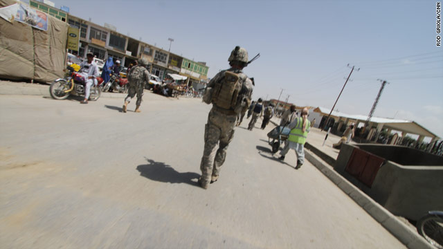 アフガニスタンの町をパトロールする米兵