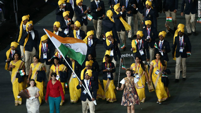赤い上着に青いパンツを着用しインド選手団に紛れ込んだ「謎の女性」（写真左下）