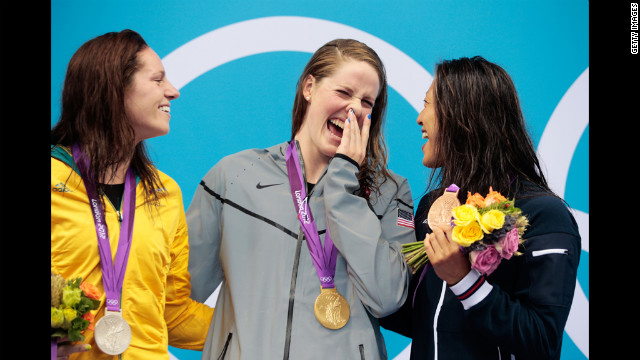 女子１００メートル背泳ぎの表彰台で笑顔をみせるメリッサ・フランクリン（中央）と銅メダルの寺川綾（右）ら