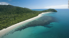 熱帯雨林と海が交わる豪クイーンズランド州ケープトリビュレーション＝Tourism Queensland提供
