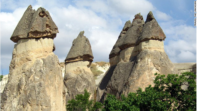 トルコ カッパドキアにある 妖精の煙突 と呼ばれる奇岩 初期の開拓者たちは
