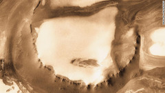 火星の北極付近にあるクレーターを氷とチリの無数の層が覆っている様子＝NASA/JPL-CALTECH/ASU提供