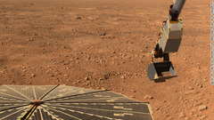 火星探査機「フェニックス」が腕を伸ばし、サンプルを採取する様子＝０８年、NASA/JPL-CALTECH/UNIVERSTIY OF ARIZONA/TEXAS A&M UNIVERSITY提供