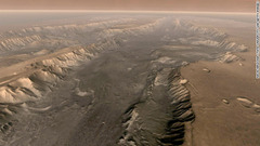 グランドキャニオンの１０倍の長さ、２０倍の幅、５倍の深さを誇る火星のマリネリス峡谷=NASA/ARIZONA STATE UNIVERSITY VIA GETTY IMAGES提供