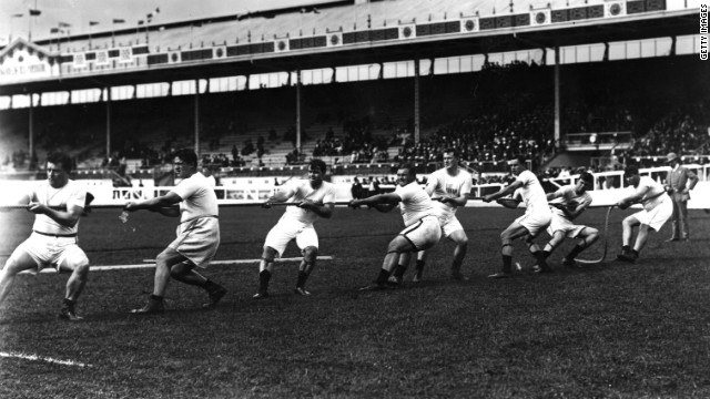 １９０８年の五輪で行われた綱引き。写真に写っているのは米国代表