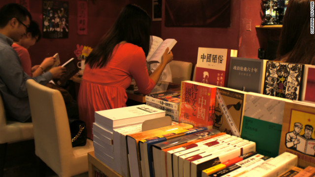 香港の書店「人民公社」で中国政治に関する本に読みふける人々
