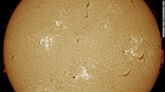 Ｈアルファ線で撮影した太陽：太陽は、太陽フレアや黒点などの活動が１１年周期で変化する。太陽面をＨアルファ線でとらえたPeter Ward/Eureka Prize提供