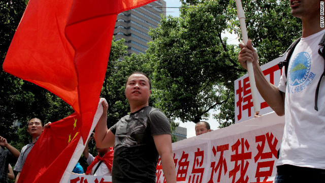 上海の日本総領事館前で行われた反日デモ＝１６日