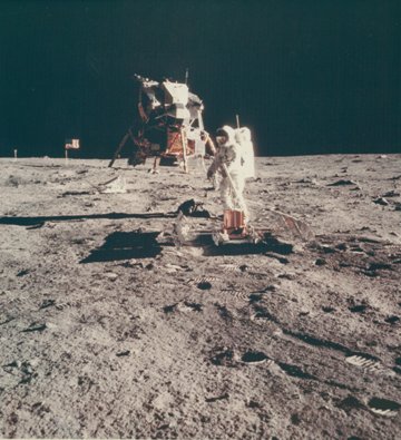 月面に立つアームストロング氏＝１９６９年、NASA/National Archives提供