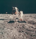 月面に立つアームストロング氏＝１９６９年、NASA/National Archives提供