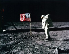 月面に立つ米国旗＝NASA提供