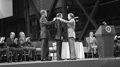 米国初となる宇宙名誉勲章をカーター大統領から受け取るアームストロング氏＝１９７８年１０月