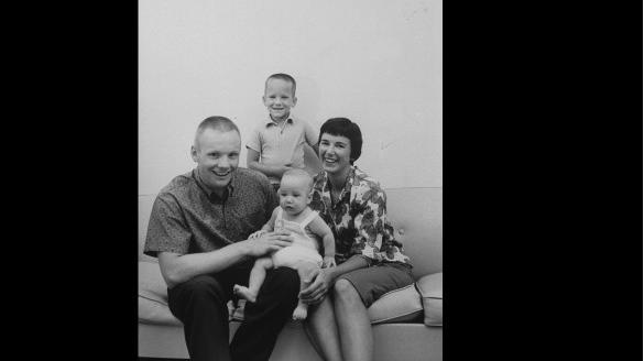 アームストロング氏の家族写真＝１９６３年８月撮影