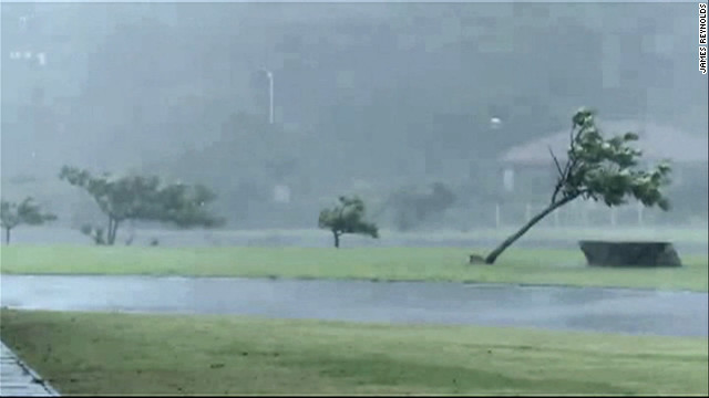 大型で非常に強い台風１５号が沖縄を直撃した