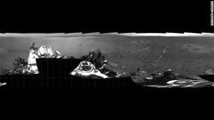 「ナビゲーションカメラ」で撮影した画像。画面右側には、キュリオシティが２２日の試運転で移動した跡が見える　(C) NASA/JPL-Caltech