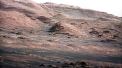 ２７日に公開された画像は、キュリオシティ上部の「マストカメラ」で撮影された。目的地「シャープ山」の山腹が鮮明に写っている　(C)NASA/JPL-Caltech/MSSS