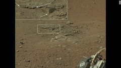 左後方の車輪の近くに、着陸時のロケット噴射の跡が残っていた　(C)NASA