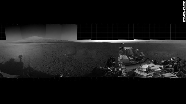 １８日に４台の「ナビゲーションカメラ」を加えて撮影した３６０度のパノラマ画像。目的地「シャープ山」の最も高い部分が写っている。この方向からは山頂がはっきりとは見えない　(C) NASA/JPL-Caltech