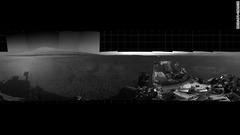 １８日に４台の「ナビゲーションカメラ」を加えて撮影した３６０度のパノラマ画像。目的地「シャープ山」の最も高い部分が写っている。この方向からは山頂がはっきりとは見えない　(C) NASA/JPL-Caltech
