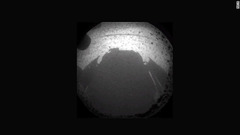 火星の地表に映る機体の影。キュリオシティから着陸直後に送信された画像だ　(C)NASA