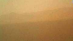 キュリオシティ着陸後、初日に「火星拡大鏡撮像装置」（ＭＡＨＬＩ）で撮影した北方向の風景　(C)NASA