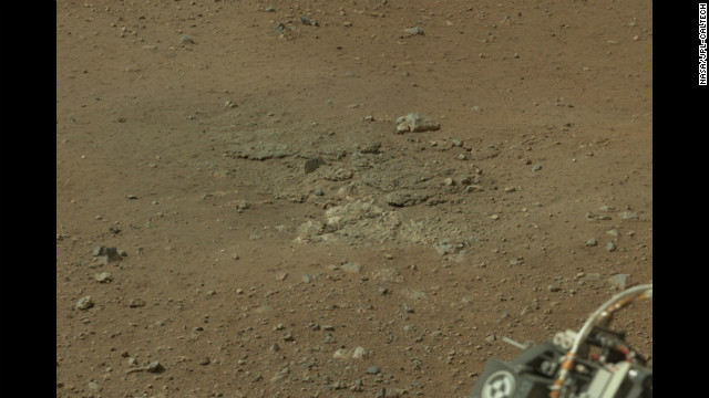 左後方の車輪の近くに、着陸時のロケット噴射の跡が残っていた　(C)NASA/JPL-Caltech