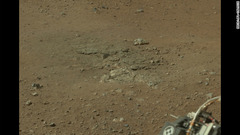 左後方の車輪の近くに、着陸時のロケット噴射の跡が残っていた　(C)NASA/JPL-Caltech