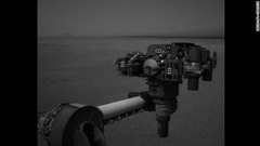 ２０日には着陸後初めてロボットアームの動作を確認した。長さ２．１メートルのアームの先にカメラ、ドリル、分光器、スコップなどの道具が搭載されている　(C)NASA/JPL-Caltech