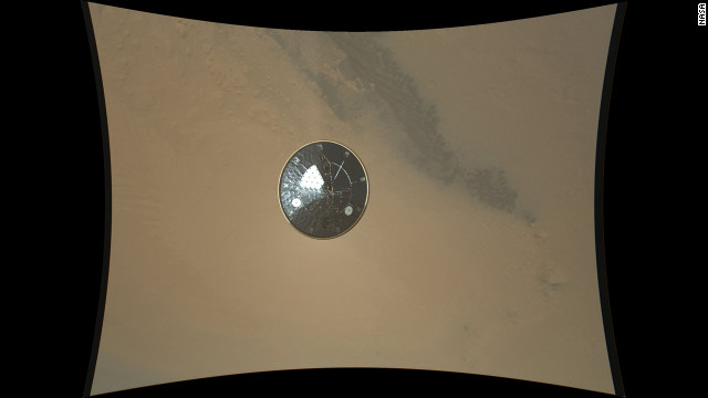 地表への降下中、機体から分離されて落下する耐熱シールドを、機体底部の「火星降下撮像装置」（ＭＡＲＤＩ）が撮影した　(C)NASA
