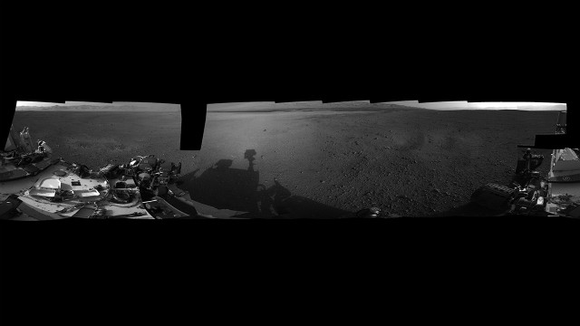 着陸地点周辺のパノラマ画像。左側にクレーターの端、右寄りに目的地「シャープ山」のふもとが見える　(C)NASA/JPL-Caltech
