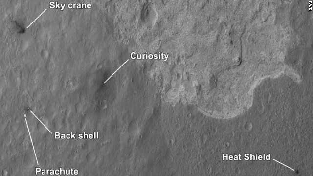 キュリオシティの着陸から２４時間後、ＮＡＳＡの火星周回探査機が上空から着陸現場を撮影した　(C)NASA