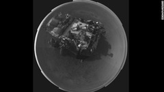 機体上部に伸ばしたマストのカメラから撮影した「自画像」　(C)NASA/JPL-Caltech