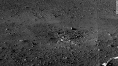 着陸時の噴射で地表の土が吹き飛ばされた。比較的浅い部分に岩盤があるとみられる　(C)NASA/JPL-Caltech