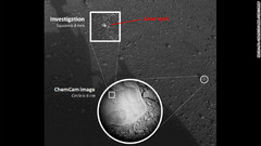 「化学カメラ」を使った最初のレーザーテストを示す合成画像。丸の中にはテスト前の岩の画像、四角の中には岩をさらに拡大し、テスト前後の違いが分かるよう処理した画像がはめ込まれている　(C)NASA/JPL-Caltech/LANL/CNES/IRAP