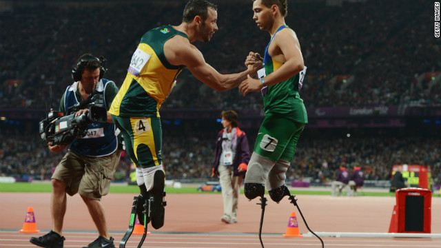 オリベイラ選手（右）と握手するピストリウス選手