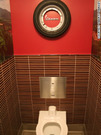 リバティ・マーケット（アリゾナ州ギルバート）　食品店を改装したスタイリッシュなビストロのトイレ。男女兼用の５室それぞれに独特のデザインがあり、各デザインに合わせたプレーリスト付き。写真の個室はパンクロックがテーマ＝同社提供