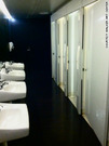 ウォーカー芸術センター（ミネソタ州ミネアポリス）　真っ白なドアと真っ黒な壁のコントラストが美しいトイレ＝同センター提供