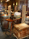 ミエンユー・レストラン（ワシントン）　木製の樽（たる）に乗せた洗面台が並ぶ男女兼用の手洗い所は、レストランのエキゾチックな雰囲気に合わせたデザイン＝同社提供