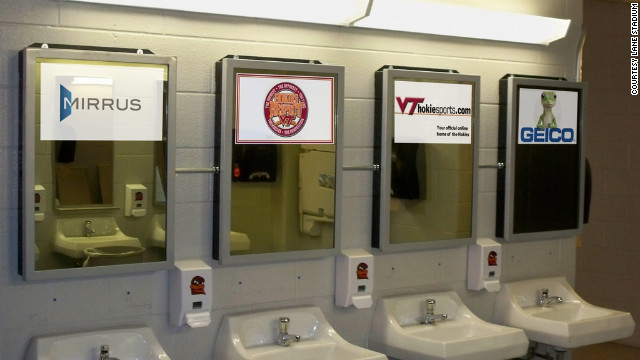 レーンスタジアム（バージニア州ブラックスバーグ）　バージニア工科大学にあるスタジアムのトイレ。２０１０年の大改装で、大学とスポンサー企業の広告を表示するデジタルミラーを設置＝同社提供