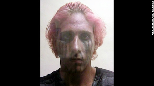 ジョーカーのようなペイントを顔に施し、髪をピンク色に染め、映画館の前や内部を歩き回っていた　写真提供：Melbourne Police Department